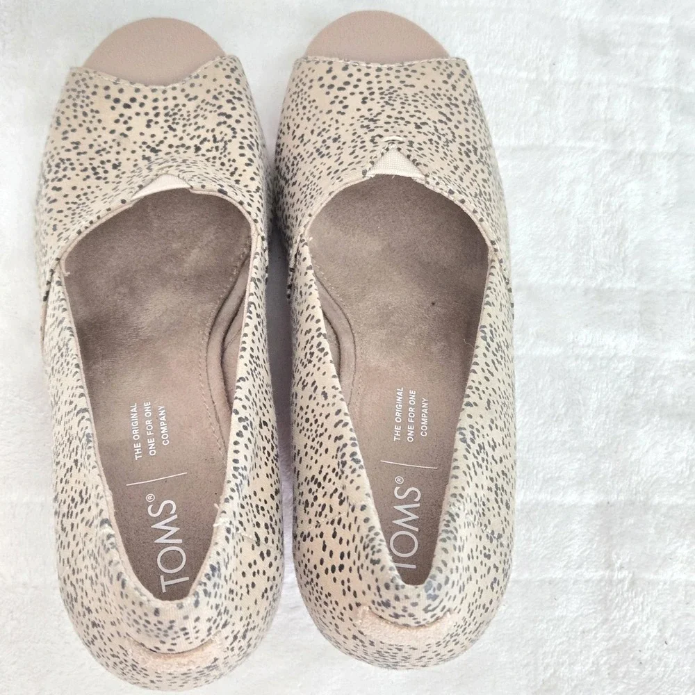 TOMS Michelle Wedge Pump Women's Sz 7.5 Beige Tiny Cheetah Peep Toe Canvas